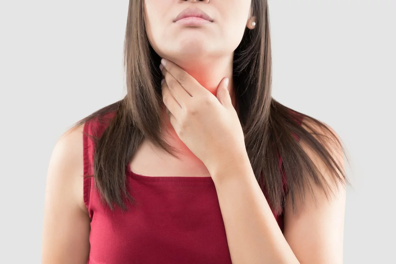 woman with itchy throat